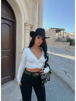 Beyaz Kruvaze Parmak Geçmeli Crop