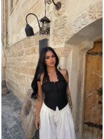 Siyah Düğmeli Boyun Güpürlü Crop