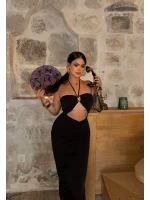 Siyah Göğüs Aksesuarlı Maxi Elbise