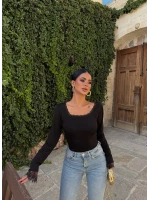 Siyah Kare Yaka Dantel Detaylı Bluz