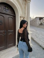 Siyah Kare Yaka Güpürlü Peplum Bluz