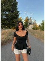Siyah U Yaka Volanlı Crop