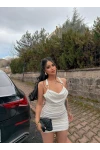 Beyaz Tokalı Sırt Çapraz Büzgülü Elbise