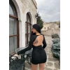 Siyah Omuz Vatkalı Sırt Dekolte Elbise