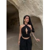 Siyah Boyundan Bağlamalı Aksesuarlı Crop