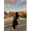 Siyah Yakası Degaje Aksesuarlı Elbise