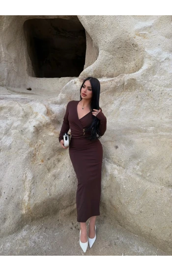 Kahve Kruvaze Yaka Tokalı Elbise
