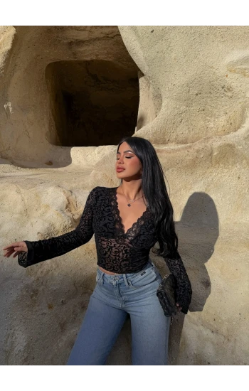 Siyah Noir Yaka Güpürlü Bluz