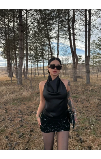 Siyah Boyundan Geçmeli Saten Bluz