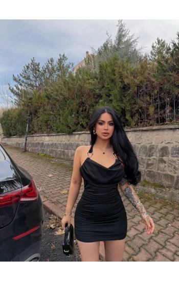 Siyah Tokalı Sırt Çapraz Büzgülü Elbise