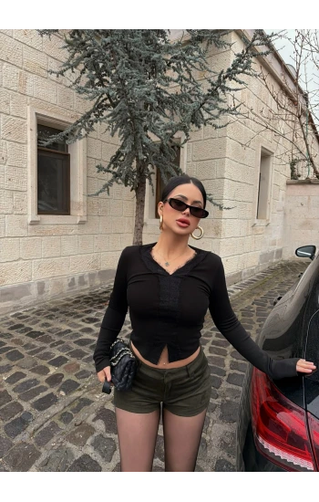 Siyah Önü Güpürlü Compact Bluz