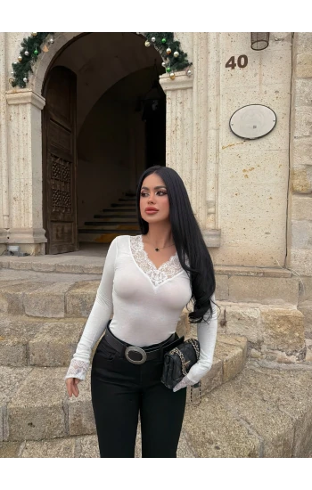 Beyaz Yaka ve Kol Güpürlü Bluz