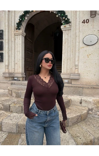 Kahve Yaka ve Kol Güpürlü Bluz
