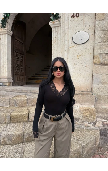 Siyah Yaka ve Kol Güpürlü Bluz