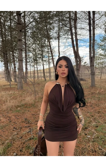 Kahve Boyun Aksesuarlı Elbise