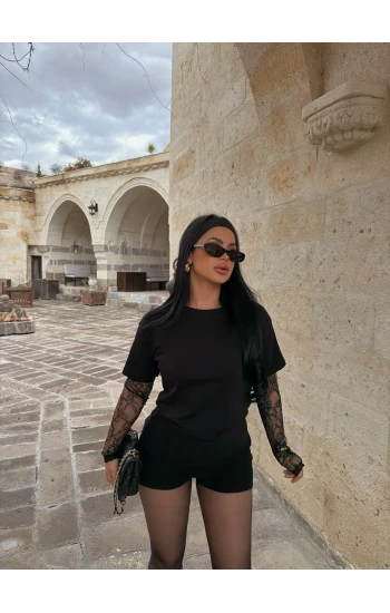 Siyah Kolları Güpürlü Basic Tişört