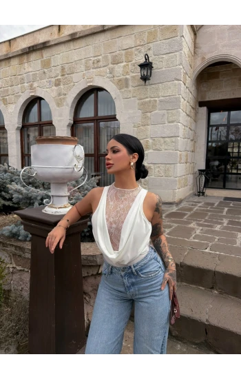 Beyaz Sırt Düğmeli Güpürlü Bodysuit