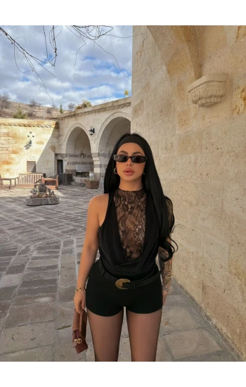 Siyah Sırt Düğmeli Güpürlü Bodysuit