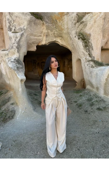 Beyaz Yelekli Pantolon İkili Takım