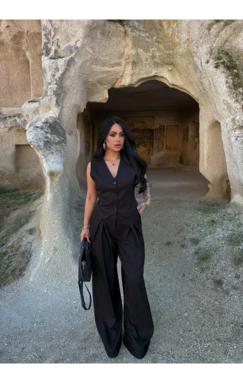 Siyah Yelekli Pantolon İkili Takım