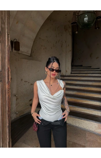 Beyaz Omuz Tokalı Degaje Bodysuit