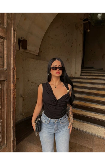 Siyah Omuz Tokalı Degaje Bodysuit