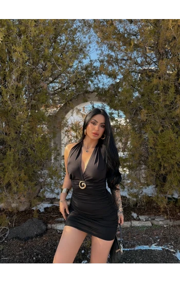 Siyah Boyundan Bağlamalı Tokalı Elbise