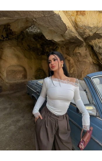 Beyaz Kayık Yaka Güpürlü Bluz