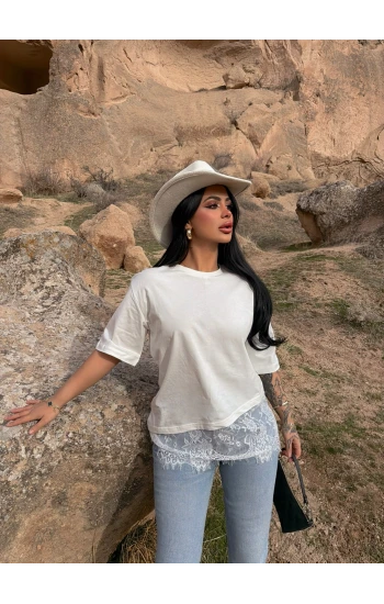 Beyaz Eteği Güpürlü Basic Tişört