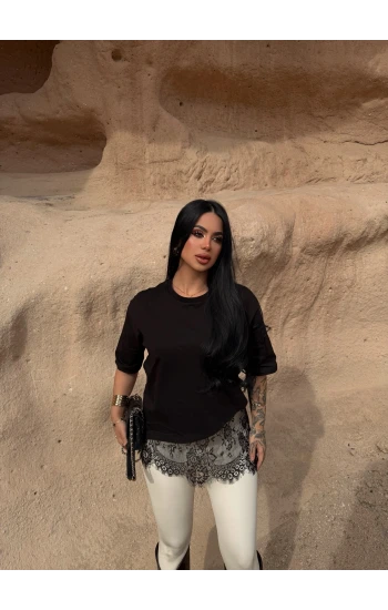 Siyah Eteği Güpürlü Basic Tişört