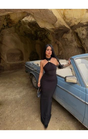 Siyah Yaka Aksesuarlı Maxi Elbise