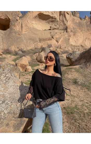 Siyah Kayık Yaka Kolları Güpürlü Tişört