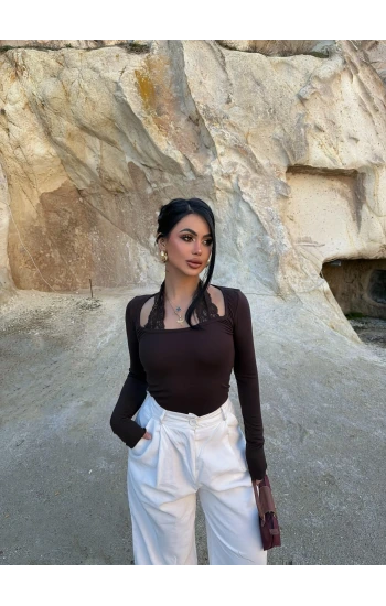 Kahve Boyundan Geçmeli Güpürlü Bluz