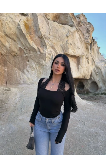 Siyah Boyundan Geçmeli Güpürlü Bluz