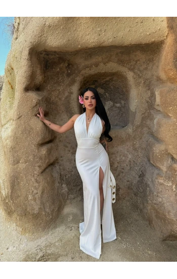 Beyaz Boyundan Geçmeli Yırtmaçlı Elbise