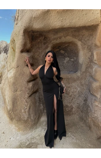 Siyah Boyundan Geçmeli Yırtmaçlı Elbise