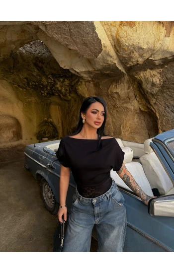 Siyah Eteği Güpürlü Kayık Yaka Bluz