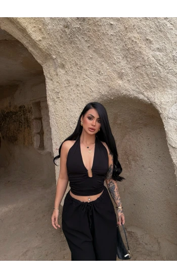 Siyah Boyundan Bağlamalı Aksesuarlı Crop