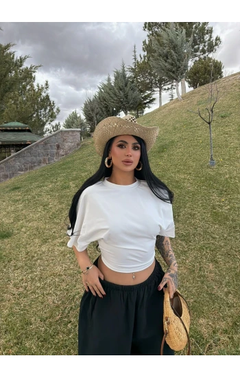 Beyaz Minimal Drapeli Tişört