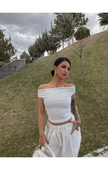 Beyaz Droplu Kayık Yaka Crop