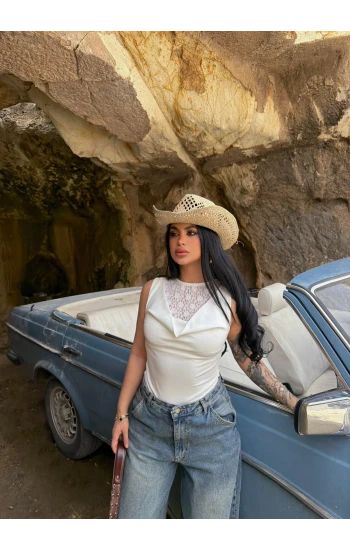 Beyaz Yakası Güpürlü Degaje Bluz