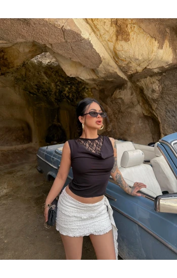 Siyah Yakası Güpürlü Degaje Bluz