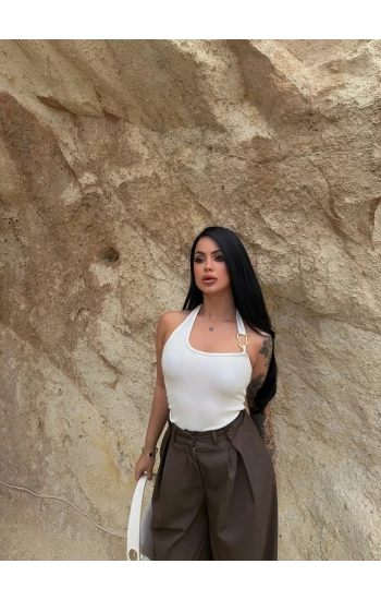 Beyaz Boyundan Geçmeli Aksesuarlı Crop