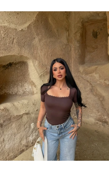 Kahve Kare Yaka Güpür Detay Bluz