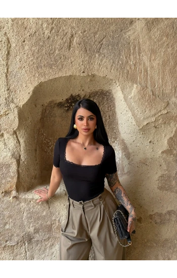 Siyah Kare Yaka Güpür Detay Bluz