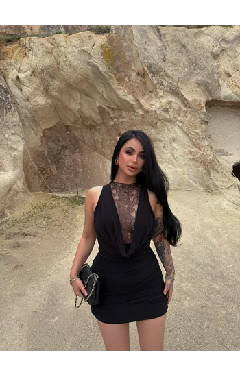 Siyah Drapeli Yaka Dantel İşlemeli Elbise