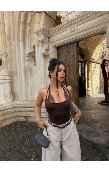 Kahve Boyundan Geçmeli Güpürlü Bodysuit