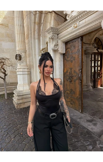 Siyah Boyundan Geçmeli Güpürlü Bodysuit