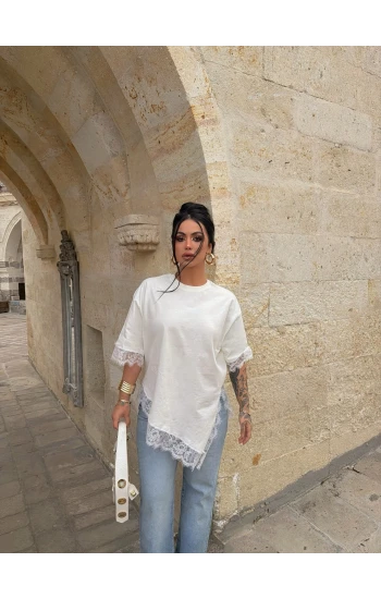 Beyaz Asimetrik Dantel İşlemeli Tişört