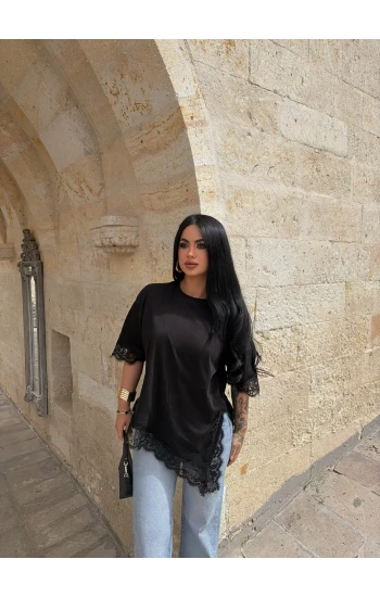 Siyah Asimetrik Dantel İşlemeli Tişört